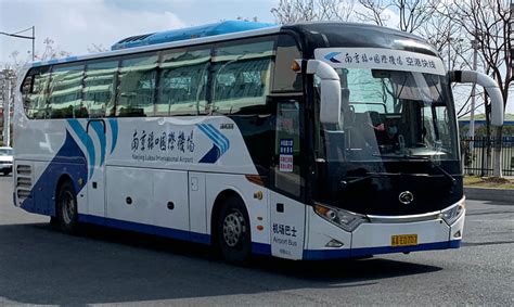 南京機場班車開多久：多重因素影響下的通勤時間探討